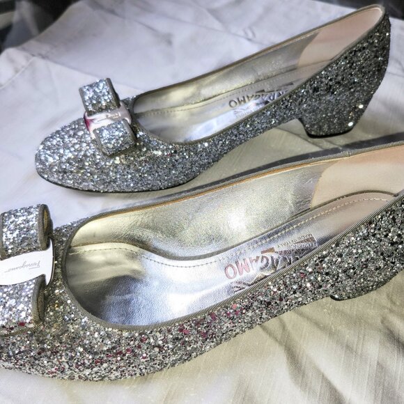 Elegant Vara Bow Ferragamo Glitter Pumps for Any Occassion! - Picture 2 of 4